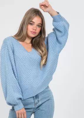 Pull col V oversize en maille torsadée bleu